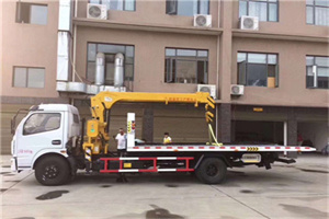 南京西路附近汽车轮胎更换